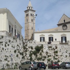 Porta Vassalla e il suo muraglione ripuliti da incuria e abbandono