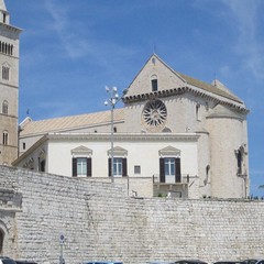 Porta Vassalla e il suo muraglione ripuliti da incuria e abbandono