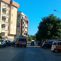 Via delle Tufare, trattore si scontra con un'auto parcheggiata