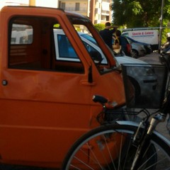 Via delle Tufare, trattore si scontra con un'auto parcheggiata