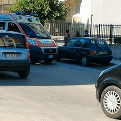 Via delle Tufare, trattore si scontra con un'auto parcheggiata