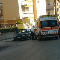 Via delle Tufare, trattore si scontra con un'auto parcheggiata