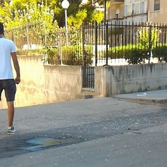 Via delle Tufare, trattore si scontra con un'auto parcheggiata