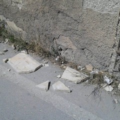 Frammenti si staccano dal muro di cinta frontale a Villa Telesio