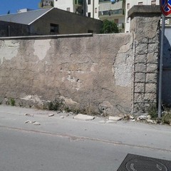 Frammenti si staccano dal muro di cinta frontale a Villa Telesio