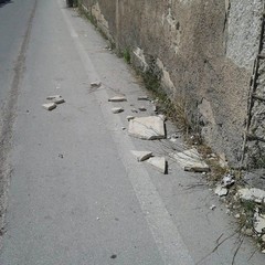 Frammenti si staccano dal muro di cinta frontale a Villa Telesio