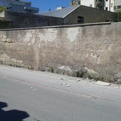 Frammenti si staccano dal muro di cinta frontale a Villa Telesio