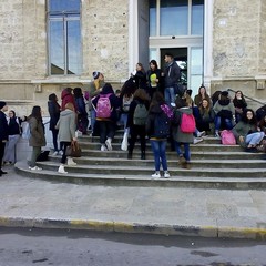 protesta studenti Cosmai sotto il palazzo del Comune