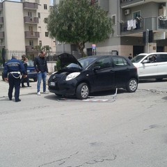 Auto finisce in buca in corso don Luigi Sturzo