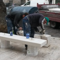 Nuova panchina in piazza Sarro