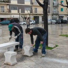 Nuova panchina in piazza Sarro