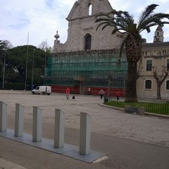 Rischio caduta di calcinacci, ponteggio di protezione per la facciata di San Domenico