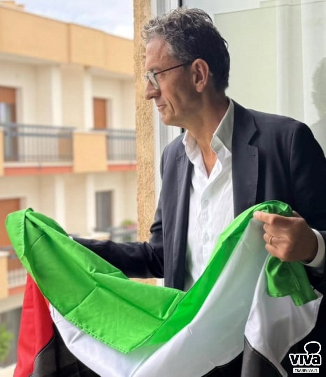 Comune di Trani Il sindaco espone la bandiera della Palestina