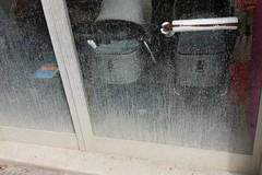 Vetrina sporca di fango in un'attività di Corso Imbriani