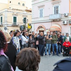 Marco Galiano tra la gente: “Non fuggiamo dai problemi, uniamo i puntini per costruire il futuro”