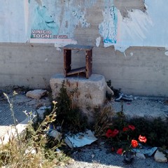Ex passaggio a livello, i ragazzi saltano oltre il muro e attraversano i binari