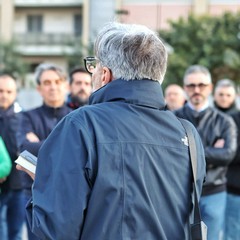 Marco Galiano tra la gente: “Non fuggiamo dai problemi, uniamo i puntini per costruire il futuro”