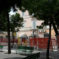 Piazza Gradenico, compaiono giganteschi tubi del gas. E scoppia la polemica