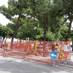 Piazza Gradenico, compaiono giganteschi tubi del gas. E scoppia la polemica