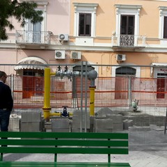 Piazza Gradenico, compaiono giganteschi tubi del gas. E scoppia la polemica