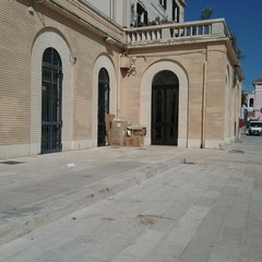 Cartoni  fuori e dentro la stazione di Trani