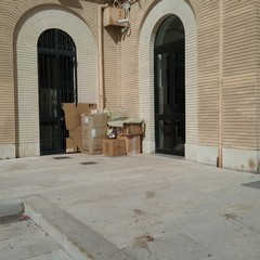 Cartoni  fuori e dentro la stazione di Trani