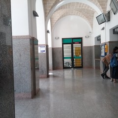 Cartoni  fuori e dentro la stazione di Trani