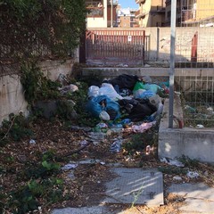 Assediati dai rifiuti: a Pozzopiano scoppia la rivolta dei commercianti