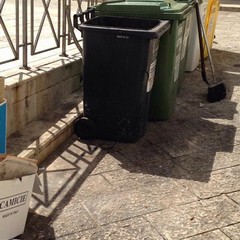 Piazza Teatro colma di rifiuti