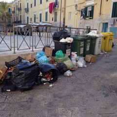 Piazza Teatro colma di rifiuti