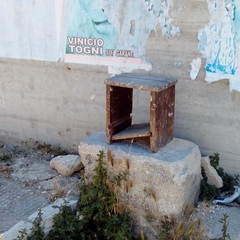 Ex passaggio a livello, i ragazzi saltano oltre il muro e attraversano i binari