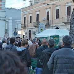 Marco Galiano tra la gente: “Non fuggiamo dai problemi, uniamo i puntini per costruire il futuro”