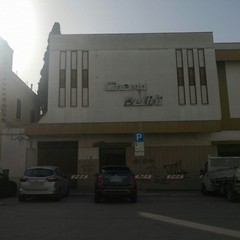 Cadono pezzi di intonaco dell'ex cinema Bellini