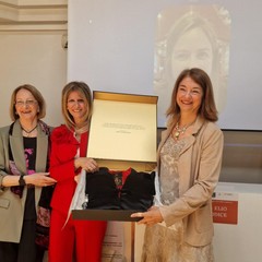 avv Valentina Di Maria premio speciale La toga di Giustina di Skemata Toghe dautore con llavv Manzi e avv Francesca Molinari