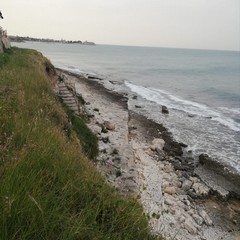 Bambino di 12 anni precipita sugli scogli