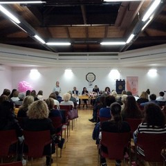 Lotta ai tumori, la biblioteca di Trani si tinge di rosa