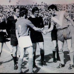 Brindisi Trani 1-1, serie C 1971-72: saluto tra i capitani Schipa e Cremaschi