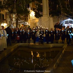 Omaggio floreale alla Madonna Immacolata