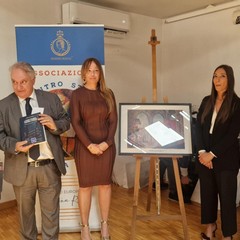 Il Ceo di Duepuntozero Edizioni Giuseppe Daloiso consegna il volume in premio