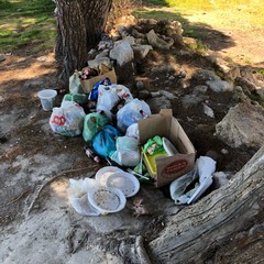 Rifiuti dopo la festa sul litorale Le Conche