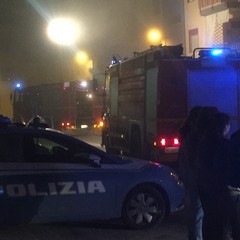 Incendio in una palazzina di vico Superga, undici intossicati