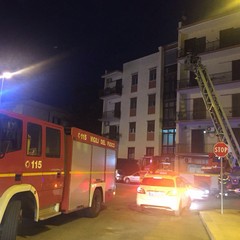 Sola in casa e colta da un malore: intervengono i vigili del fuoco