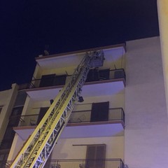 Sola in casa e colta da un malore: intervengono i vigili del fuoco