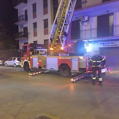 Sola in casa e colta da un malore: intervengono i vigili del fuoco