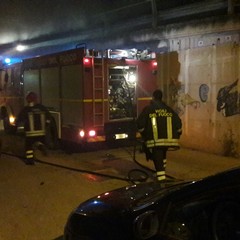 Fiamme in viale Germania, a fuoco due auto