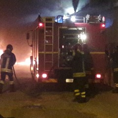 Fiamme in viale Germania, a fuoco due auto
