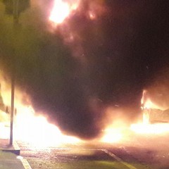 Fiamme in viale Germania, a fuoco due auto