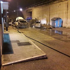 Fiamme in viale Germania, a fuoco due auto