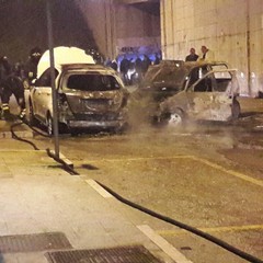 Fiamme in viale Germania, a fuoco due auto