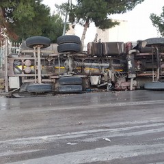 Camion cisterna si ribalta lungo la Trani-Andria